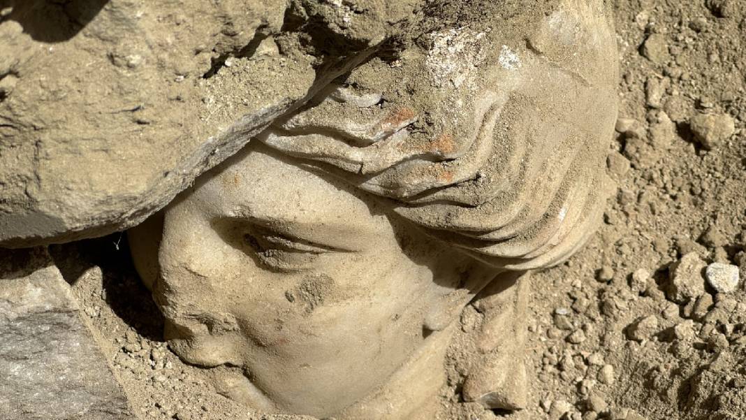 İnce işçilikli eser tam 2 bin yıl öncesine ışık tutuyor! 'Hygieia' heykelinin başı bulundu 2